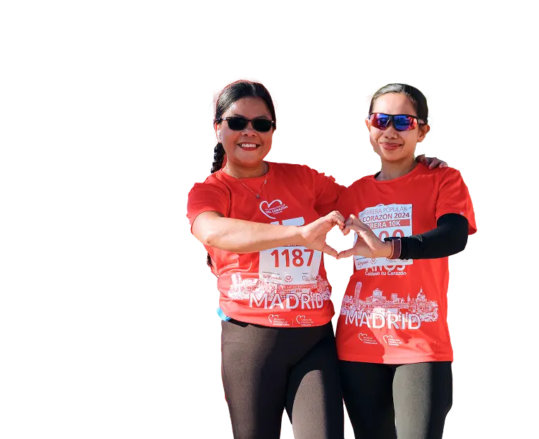 chicas haciendo un corazon con las manos