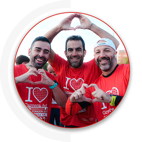 hombre sujetando un premio